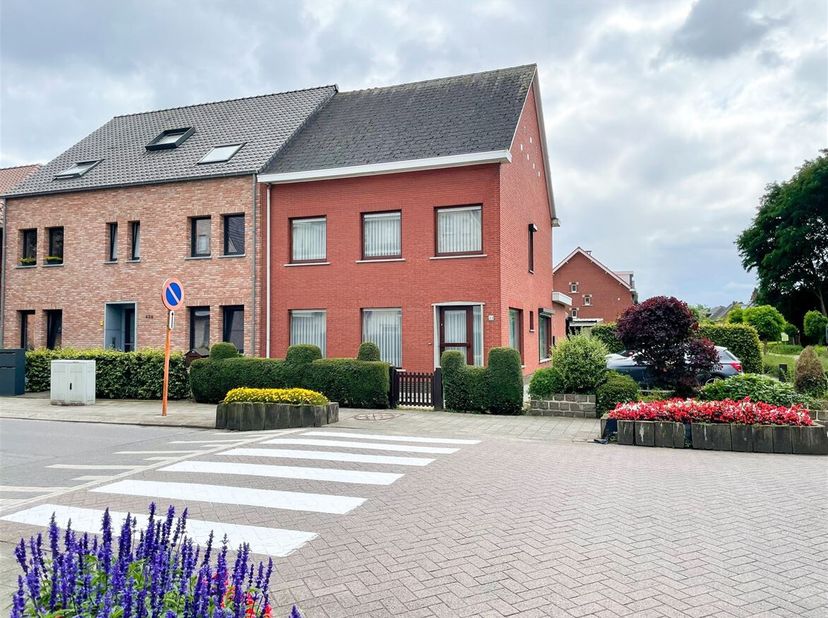 Mooie woning met 3 slaapkamers &lt;br /&gt;
Ligging:&lt;br /&gt;
Zeer goed onderhouden woning met prachtige tuin nabij het centrum van s Gravenwezel met alle faci