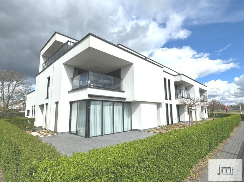 Investering serviceflat! Momenteel reeds verhuurd! Deze gelijkvloerse serviceflat bevindt zich in een veilige omgeving, vlak bij het centrum van Alken