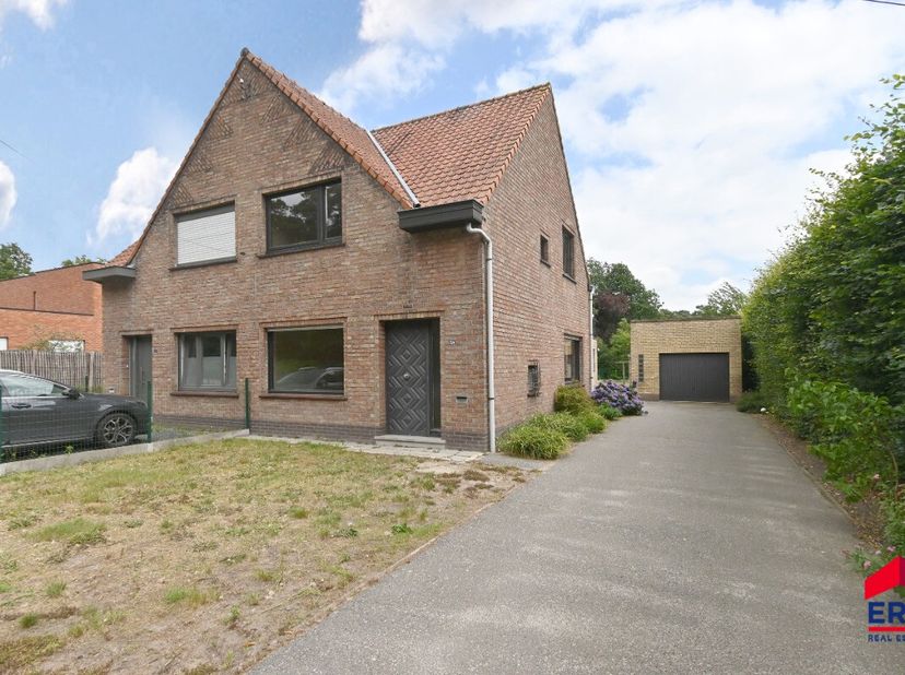 Welkom in deze verrassend ruime halfopen bebouwing, gelegen op een uitstekende locatie waar rust en bereikbaarheid hand in hand gaan. Deze woning bied