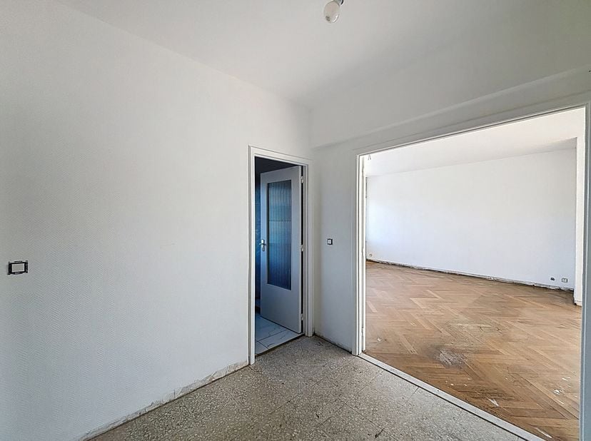L&#039;agence SKYIMMO vous propose ce superbe appartement meublé au 10ème étage situé à Chênée composé de :&lt;br /&gt;
Hall d&#039;entrée (6 ) - Vestiaire/Débarras (