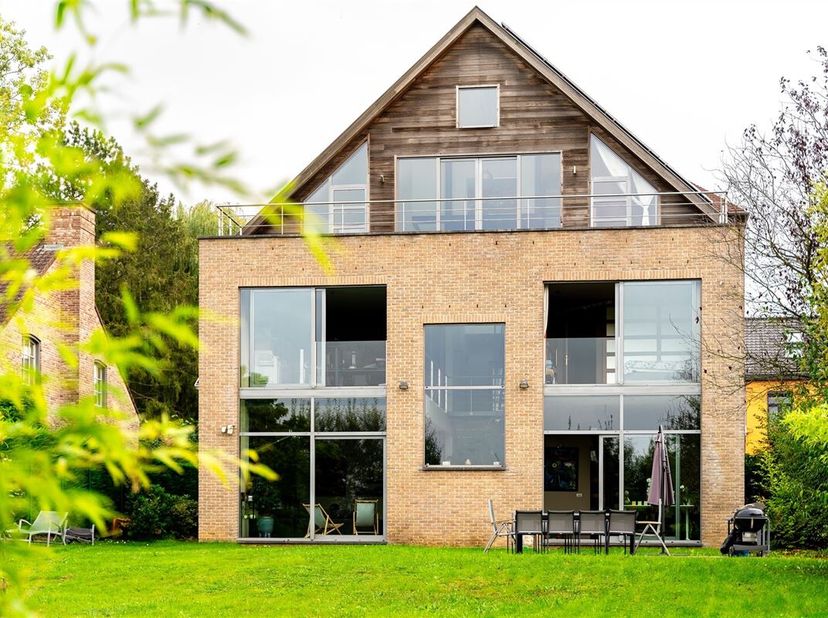 Surplombant le parc Frankveld - Villa de caractère avec 6 chambres et jardin de +/- 480m² composé comme suit : Au rez-de-chaussée / 3 étages : Un hall