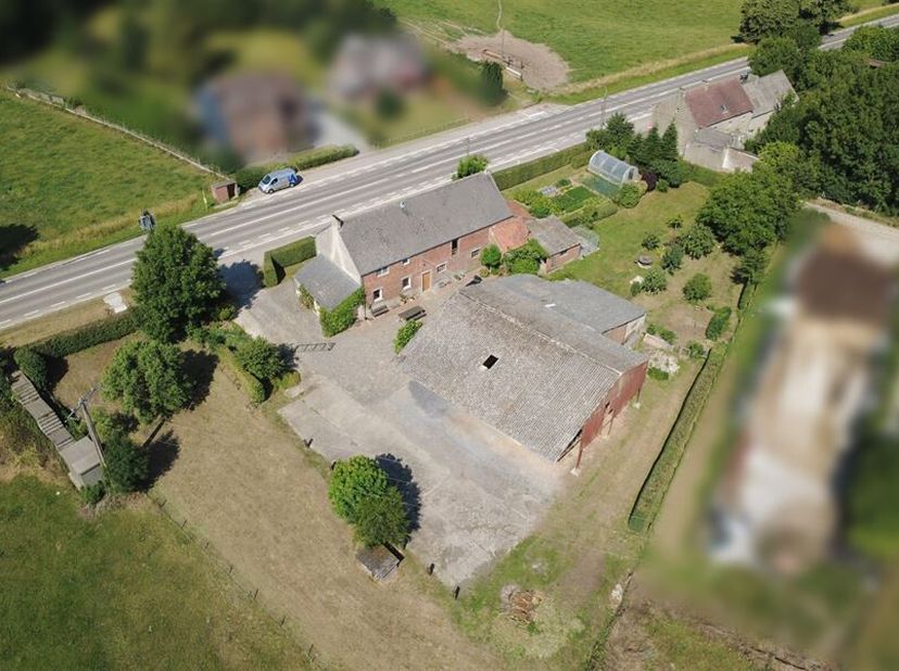 Limmobilière L.A. dEghezée vous présente cette vaste propriété de caractère, ancienne ferme implantée sur un terrain de plus de 30 ares. Lensemble com