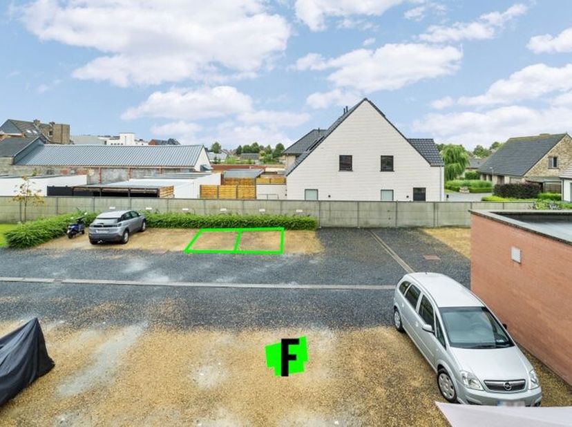 Près du centre de Veldegem, le long de la Rembertstraat, dans une petite résidence, 2 places de parking sont à vendre pour 7 000 euros par place. Le s