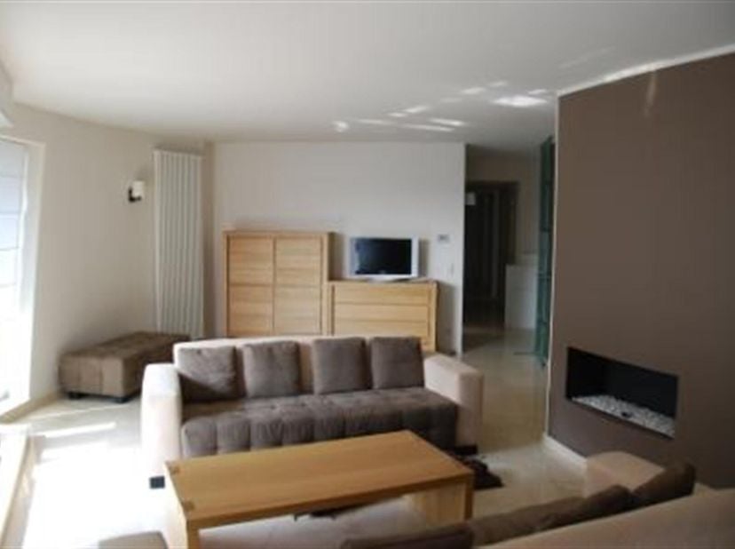 WOLUWE-SAINT-PIERRE, vlakbij Place Dumon. Mooi gemeubeld APPARTEMENT (3bed/2bath) van 150m². Gelegen op de begane grond, bestaat uit een hal met gaste