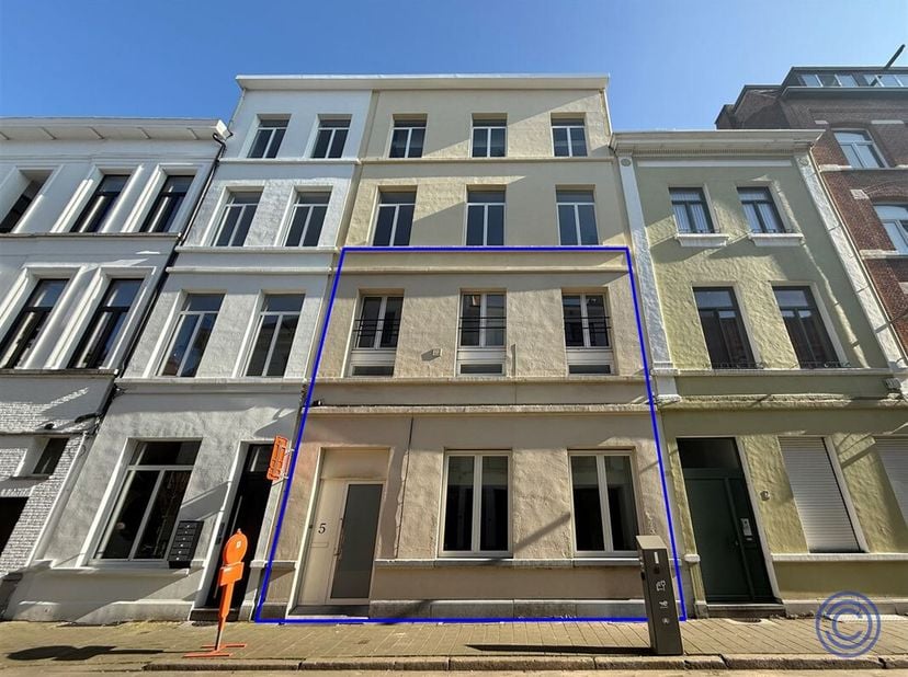 Très spacieux appartement en triplex avec 3 chambres à coucher à Sint-Andries ! Situé au rez-de-chaussée, au 1er et au 2ème étage. Spacieux espace de
