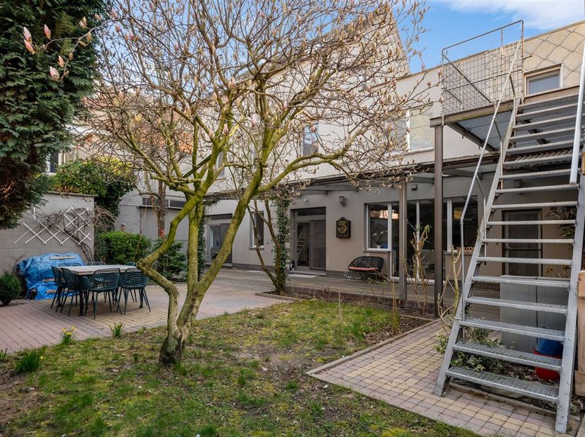 Karaktervolle, unieke woning met 6 slaapkamers, magazijn en imposante tuin!&lt;br /&gt;
Ligging: Deze prachtige woning is centraal gelegen nabij de Bredabaa