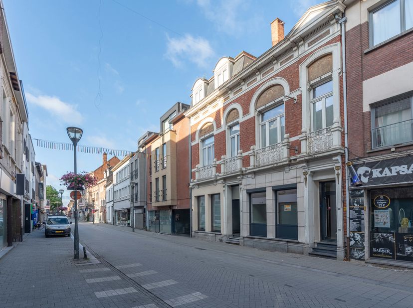 Verrassend ruim en zeer veelzijdig pand op wandelafstand van de Grote Markt te Turnhout.&lt;br /&gt;
Verschillende mogelijkheden: Handelspand met gelijkvloe