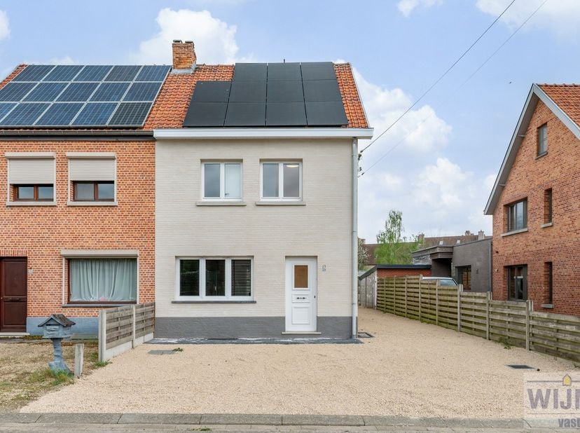 Laat je blij verrassen door deze prachtig gerenoveerde en onmiddellijk instapklare woning, rustig gelegen aan de rand van Westerlo en toch dichtbij op