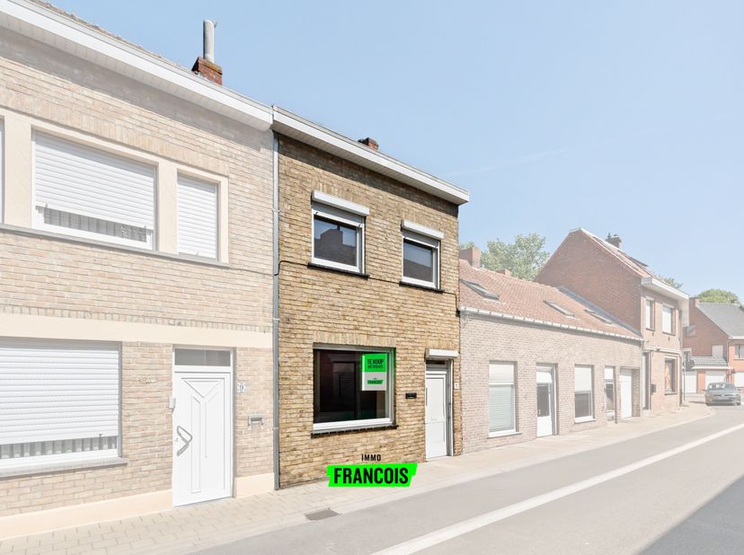 In een doodlopende zijstraat van de Professor Dewulfstraat te Poperinge, bevindt zich deze woning. Vlakbij allerlei voorzieningen zoals scholen, winke