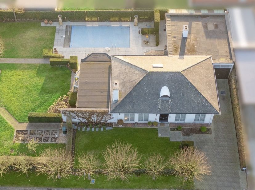 RUSTIG GOEDGELEGEN GROTE VILLA met ZWEMBAD, RUIME GARAGE en tuin. Leuke tuin, verwarmd zwembad. INDELING: inkomhal, grote gezellige leefruimte (mooi p