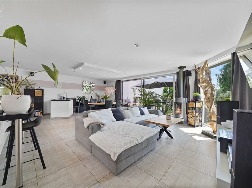 Schitterende semibungalow met 3 gevels gebouwd in 2015.&lt;br /&gt;
Op de begane grond is er een hal die leidt naar een lichte woonkamer die uitkomt op een