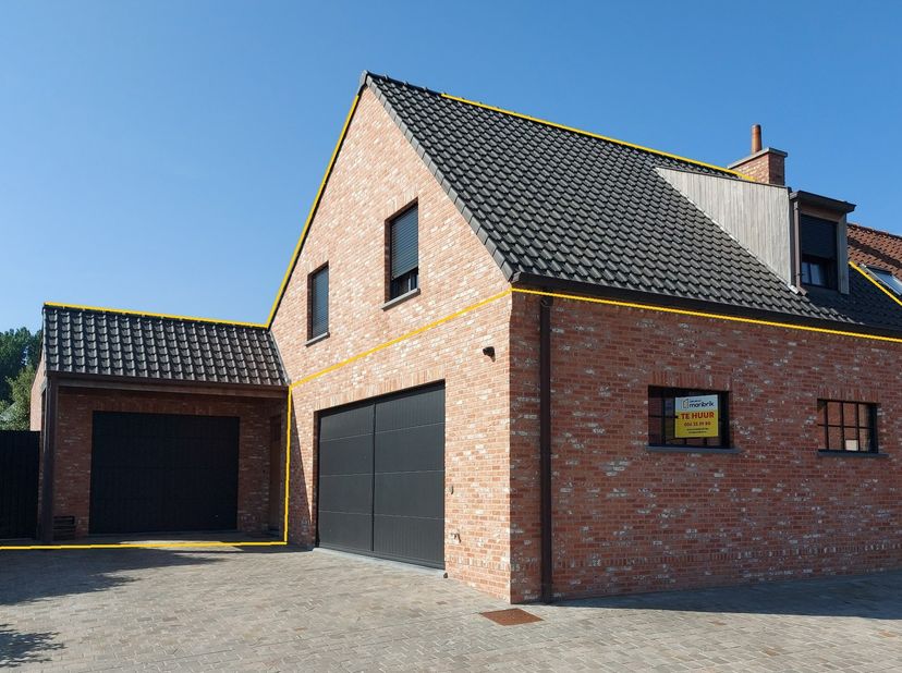 Luxueus afgewerkte en energiezuinige nieuwbouwwoning (2022) met 3 slaapkamers, tuin en garage. Ruime inkomhal met toilet en trap, zuid gerichte living