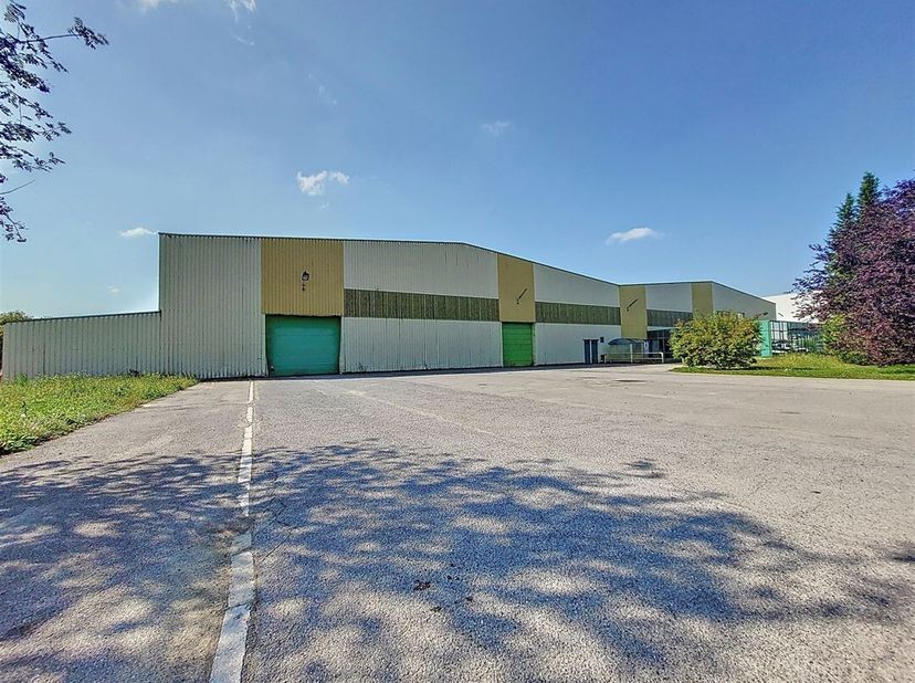 W Immobilière vous propose dans le zoning industriel de Weyler Arlon un entrepôt  modulable de 215 m², les entrepôts sont situés à proximité immédiate
