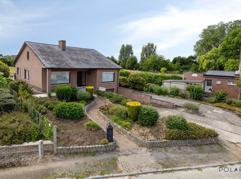 Cette charmante maison de plain-pied vous accueille dans un havre de paix et d&#039;espace. Dès que vous entrez dans le spacieux hall d&#039;entrée, vous ressen