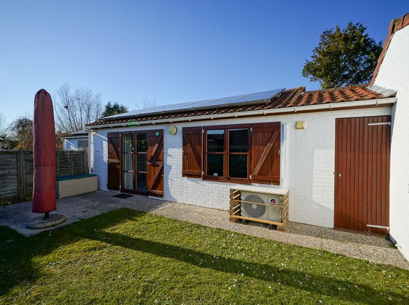 Instapklare en gemeubelde vakantiewoning gelegen in Zeepark Zeewind 1 te Bredene. De woning bevindt zich op minder dan 1 km van het strand en is omgev
