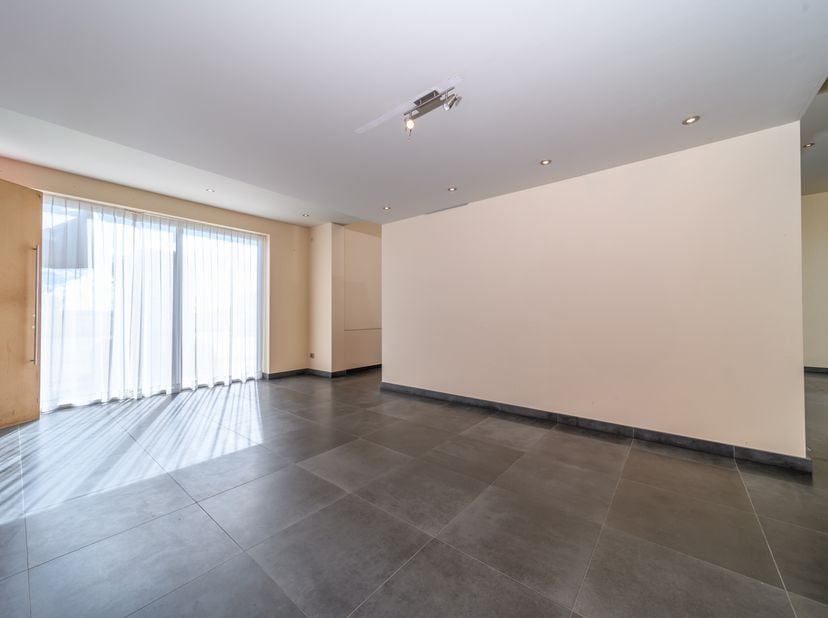 Sur un terrain d&#039;environ 560m², nous trouvons cette spacieuse maison à vendre. La maison est située au calme à Reninge (Lo-Reninge) mais avec une bonn
