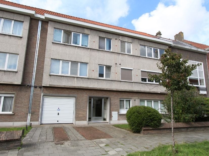 Rustig gelegen twee slaapkamer appartement op de tweede verdieping nabij Watersportbaan te Gent.&lt;br /&gt;
Indeling: Inkomhal, woonkamer met aanpalend een