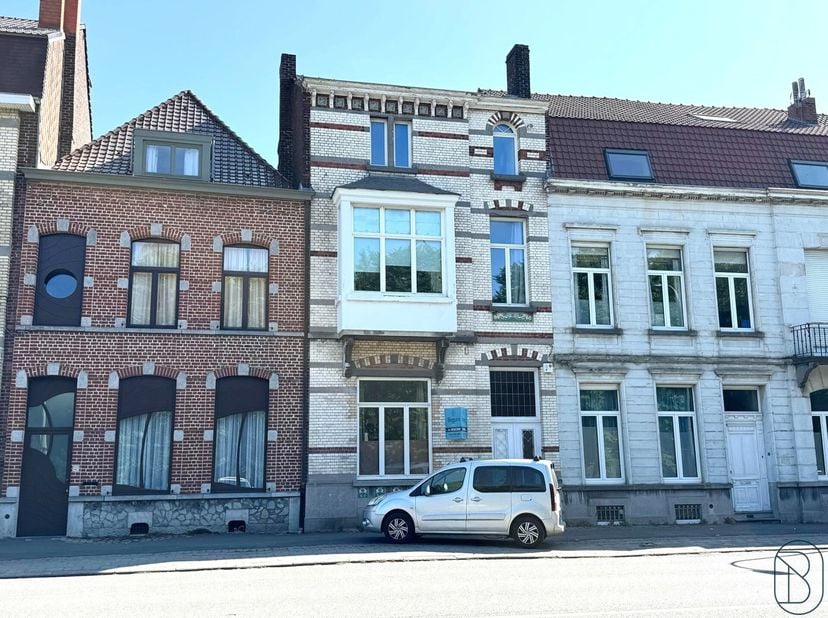 Superbe maison de maître idéalement située sur les boulevards de Tournai, divisée en trois spacieux appartements en parfait état , tous loués et dispo
