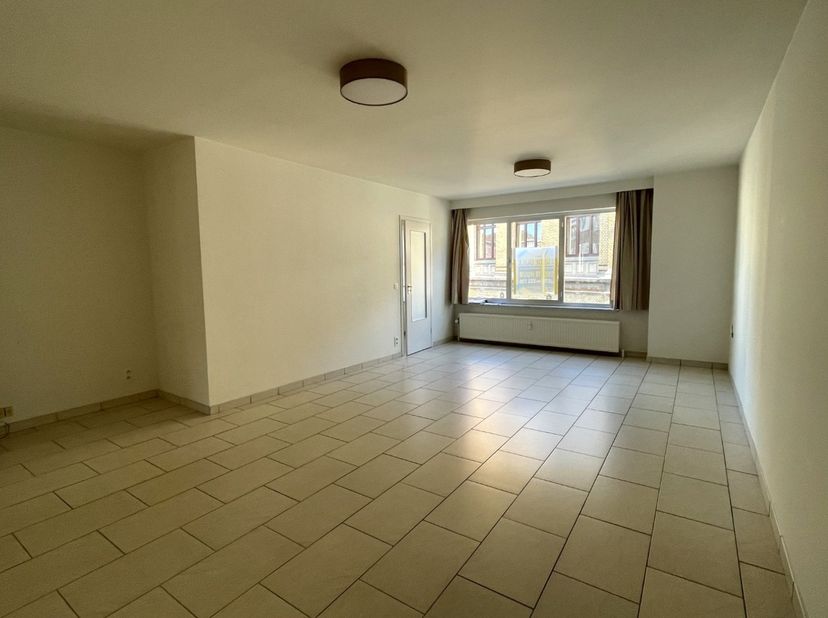 In het centrum van Leuven, nabij het station van Leuven en op wandelafstand van winkels, openbaar vervoer, treft u dit lichtrijk appartement, gelegen