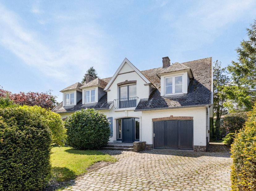 Deze prachtige villa is gelegen vlakbij het centrum van Zandhoven. &lt;br /&gt;
&lt;br /&gt;
Bij het betreden van de woning word je verwelkomd door een ruime inko