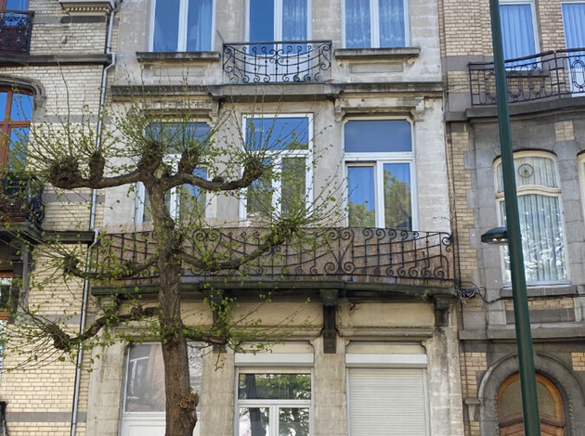 By The Way vous présente cet immeuble à appartement de 4 unités reconnues pour une surface totale brute de 415m² dont 304m² habitable d&#039;après PEB,  ré