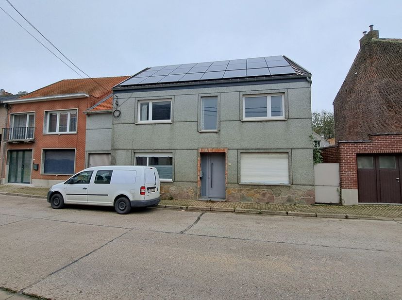 Verder te renoveren ruime gezinswoning op een perceel van 17a 47ca in het landelijke Drieslinter. De woning heeft een grote vernieuwde badkamer, conde