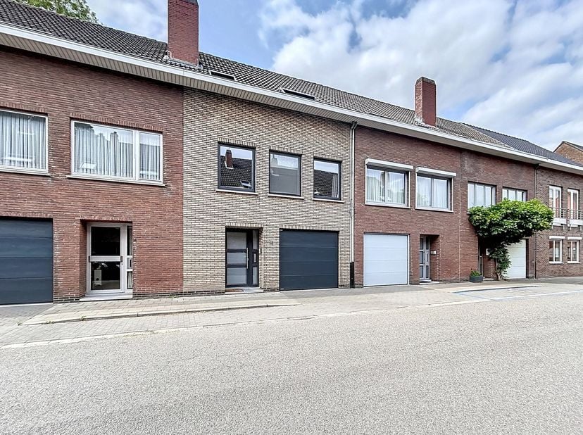 Deze huurwoning in Essen kent de volgende indeling: &lt;br /&gt;
Gelijkvloers:&lt;br /&gt;
- inkomhal met gastentoilet &lt;br /&gt;
- slaapkamer (13m²)&lt;br /&gt;
- inpandig