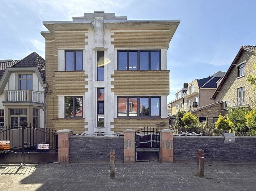 HALFOPEN BEBOUWING MET GARAGE -  &lt;br /&gt;
 &lt;br /&gt;
Deze woning mét garage én achtergelegen terras bevindt zich in de J. Demolderlaan 20 te De Panne, op w