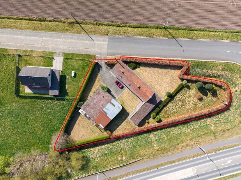 Deze woning is gelegen op een perceel van 1571 m² omringd door groen. Dankzij de vlotte bereikbaarheid met verbindingswegen sta je snel in de aanpalen