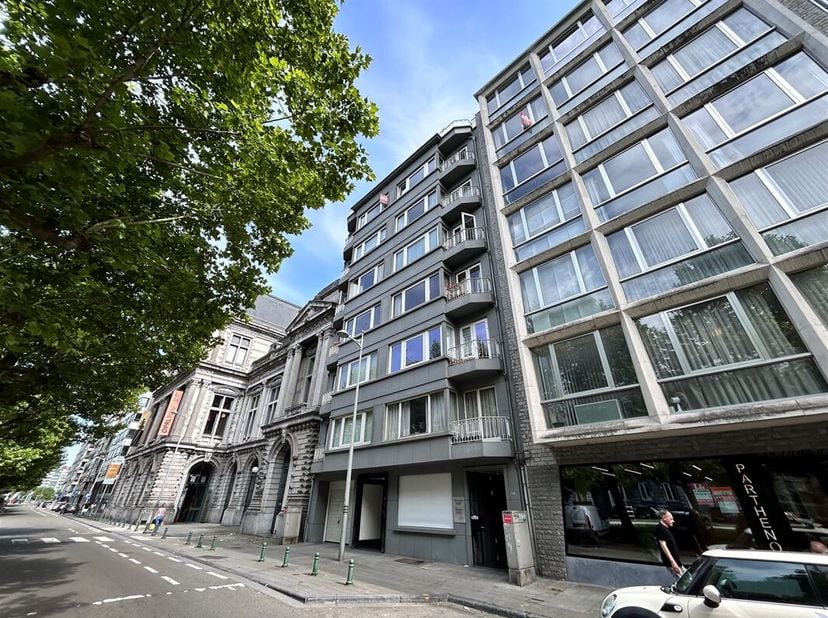 Situé au coeur du centre-ville, au 6ème étage d&#039;une résidence calme du boulevard Piercot , ce bel appartement rénové en 2019 propose sur +/- 85m² : un