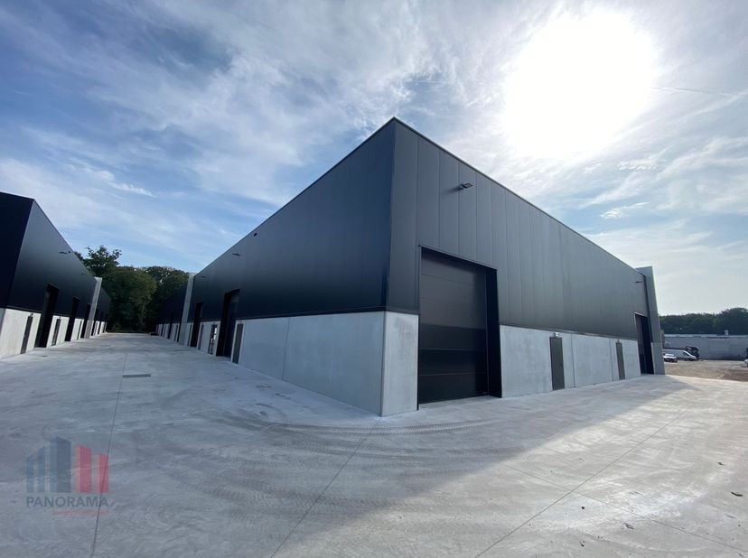 KMO-unit van 346 m² te huur, de unit maakt deel uit van het &quot;Stuckens Business Park&quot; en is strategisch gelegen in Buggenhout, aan de rand van het Bugg