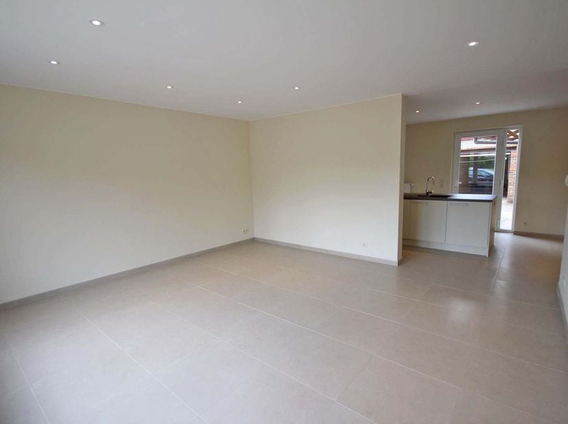 Appartement entièrement rénové au rez-de-chaussée près du centre de Bertem. &lt;br /&gt;
&lt;br /&gt;
Rez-de-chaussée : hall d&#039;entrée (3m²) avec toilette séparée,