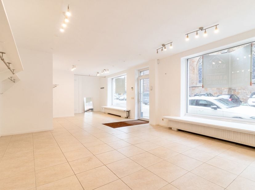 Bureau/Commerce de ±135 m² à louer  Wavre Centre. Idéalement situé en plein cur de Wavre, derrière la Paroisse Saint-Jean-Baptiste, ce rez-de-chaussée
