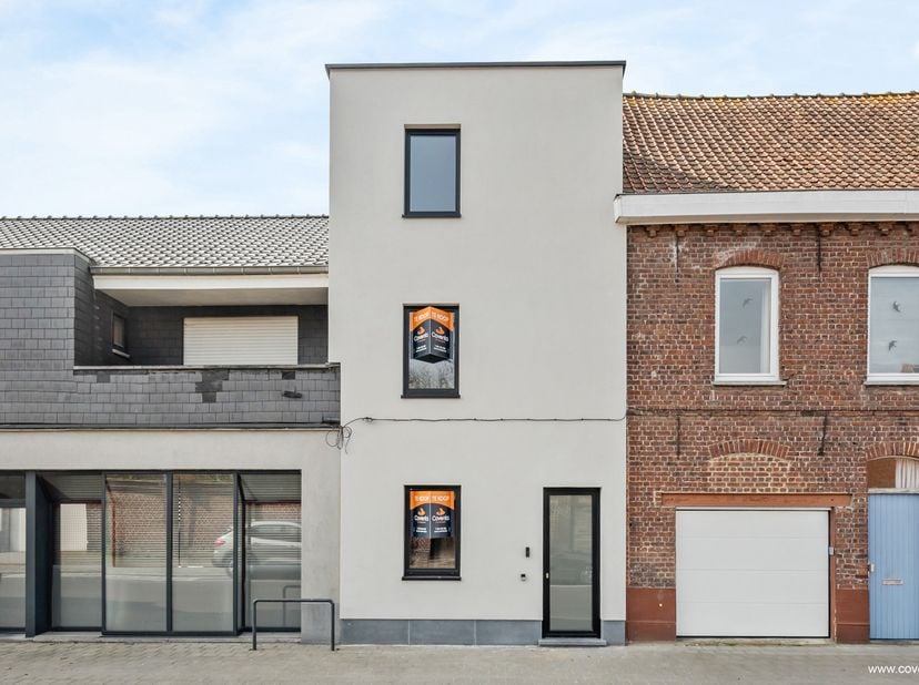 Cette maison entièrement rénovée comprend : hall d&#039;entrée avec toilette, grand débarras/buanderie, cuisine moderne équipée ouverte, séjour - salon ave