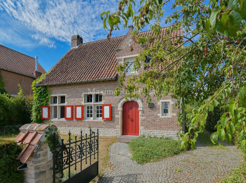 Maxime Real Estate vous présente une charmante maison de campagne entourée dun beau jardin plein sud, fini uniquement avec des matériaux naturels.&lt;br