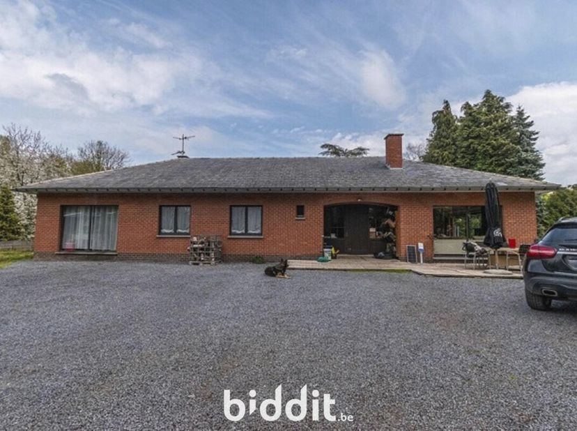 LOT 2 : MAISON AVEC TERRAIN ET ÉTANG &lt;br /&gt;
 &lt;br /&gt;
A l&#039;abri des regards, maison plain pied 4 façades, située au calme et arborée sur plus de 5 hectar