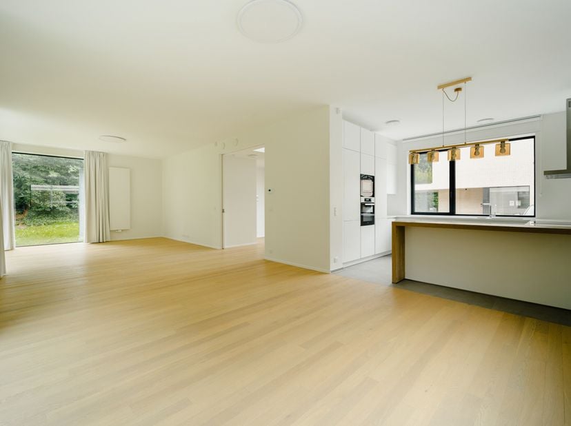 Deze nieuwe eengezinswoning met een bruto vloeroppervlakte (EPC) van ± 230 m² ligt in de directe nabijheid van het Lycée Français en de wijk Prince va