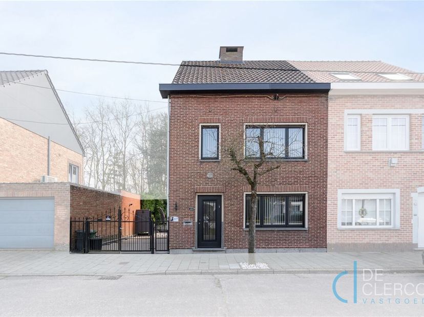 Deze charmante woning met karaktervolle gevel is gelegen in Destelbergen nabij lokale voorzieningen en met een goede verbinding naar Gent. Een pluspun