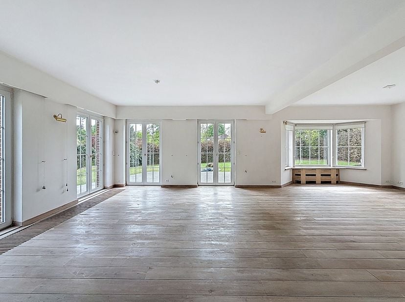 Waterloo I Rhodes Saint Genèse - Idéalement situé, villa de plus de 500m² avec beaucoup de charme sur un terrain de fond de 2500m2 avec une entrée séc