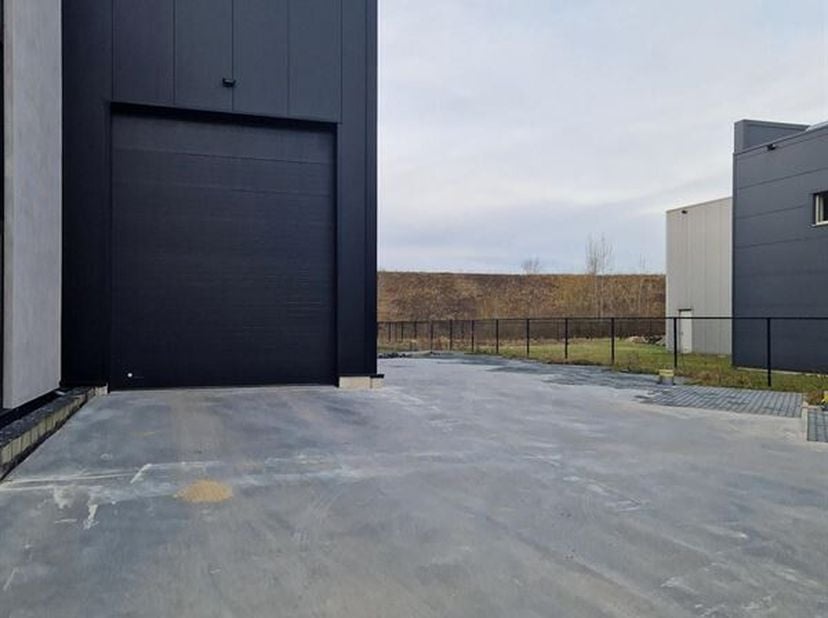 Dit moderne bedrijfspand in Zwartberg omvat een ruime hal van 200 m² op de begane grond. &lt;br /&gt;
Met een hoogte van 8 meter en een 6.5 meter hoge toega
