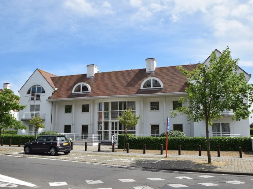 Spacieux box fermé à louer pour une voiture dans l&#039;avenue du Littoral. Bien situé au -2. Contactez Knokke Real Estate pour plus d&#039;informations. 