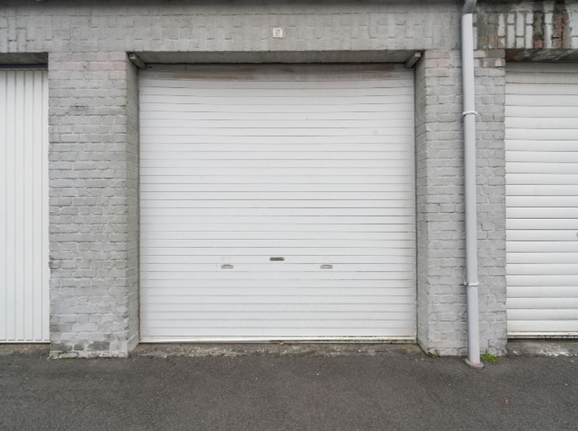 Langs de Weststraat te Roeselare vinden we deze centraal gelegen garage. &lt;br /&gt;
+/- 20m², hoge poort.&lt;br /&gt;
Makkelijk toegankelijk en niet verhuurd. &lt;