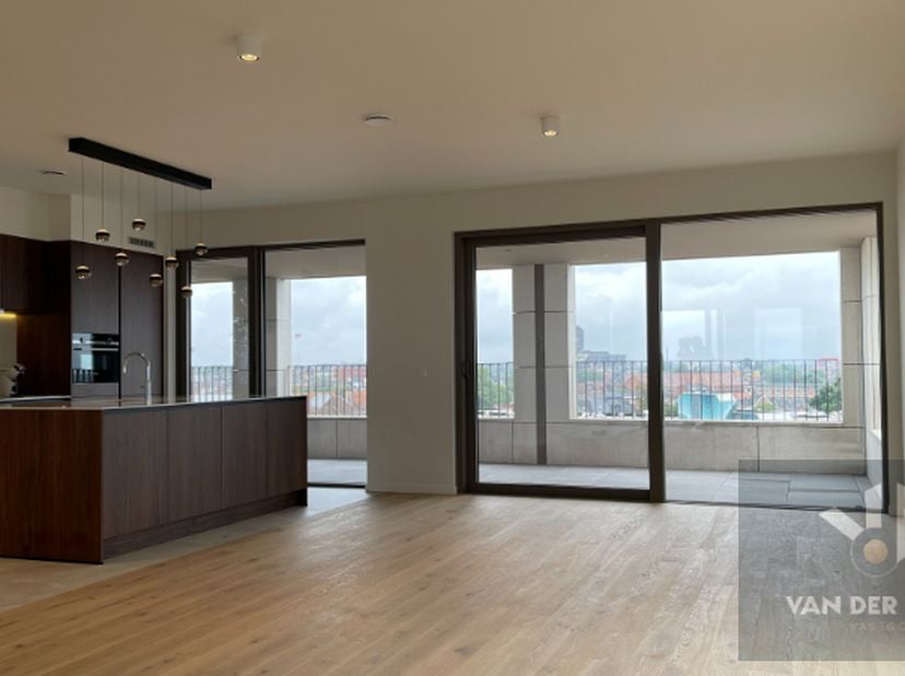 Dit appartement is beschikbaar vanaf 1 augustus 2025! In overleg vroeger beschikbaar.&lt;br /&gt;
Vaste maandelijkse kosten: € 200,00. &lt;br /&gt;
Ondergrondse p