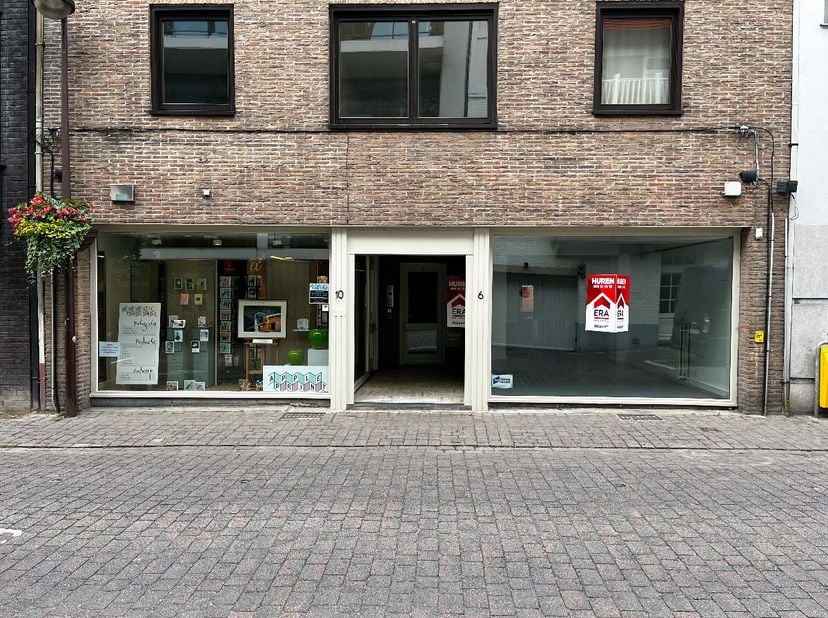 Handelsruimte/winkel/kantoor gelegen op toplocatie en op wandelafstand van de Markt in Waregem.Indeling:Eén open ruimte met apart bureel - berging - t