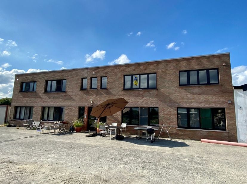 Dit appartement is gelegen op de eerste verdieping bestaande uit inkomhal, ruime leefruimte, open keuken met fornuis, gerieflijke berging met aansluit