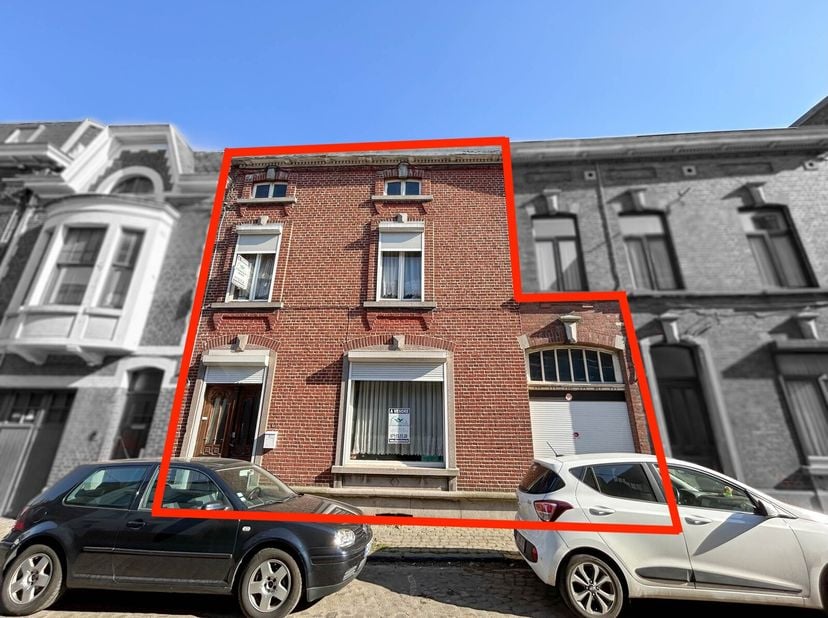 Lagence immobilière STRAZZERIMMO vous présente cette spacieuse maison de maitre avec beau potentiel située à Gilly, comprenant 4ch, garage, terrasse e