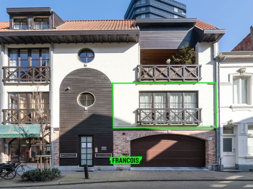 Cet appartement rénové, situé dans une résidence à petite échelle (année de construction 2001), offre tout le confort dans un emplacement de choix à K