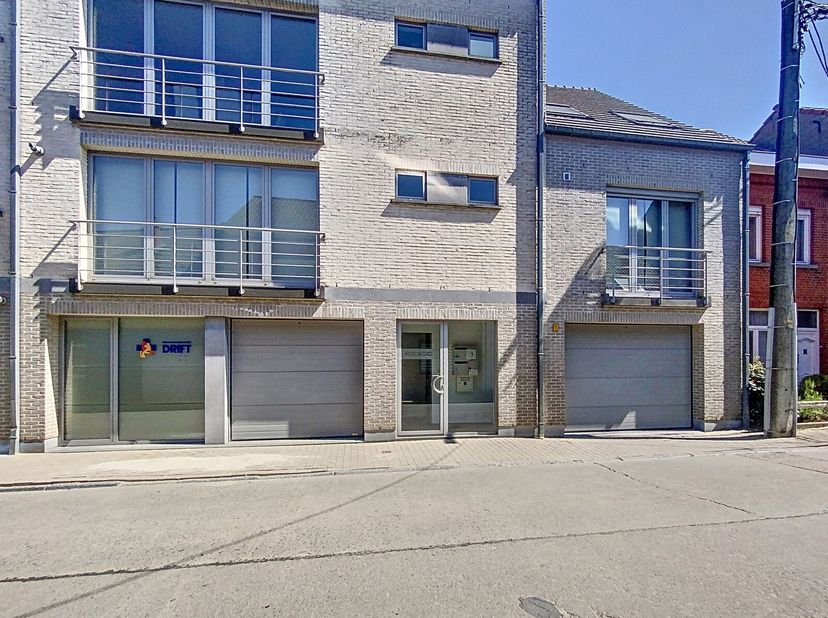 Plan je afspraak in via www.living-stone.be&lt;br /&gt;
Duplex appartement in centrum Ternat.&lt;br /&gt;
1e en 2e verdieping (zonder lift).&lt;br /&gt;
Het appartement