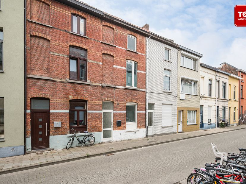 In een rustige straat nabij het centrum van Gent bevindt zich deze gesloten bebouwing met vier slaapkamers.&lt;br /&gt;
De woning werd op meerdere vlakken g