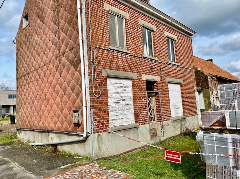 IN EEN OASE VAN GROEN, ZEER RUSTIG GELEGEN OPEN BEBOUWING 148 m² woonoppervlakte, gelegen op grondoppervlakte 3a 30ca. Ruim woonhuis met mogelijkheid